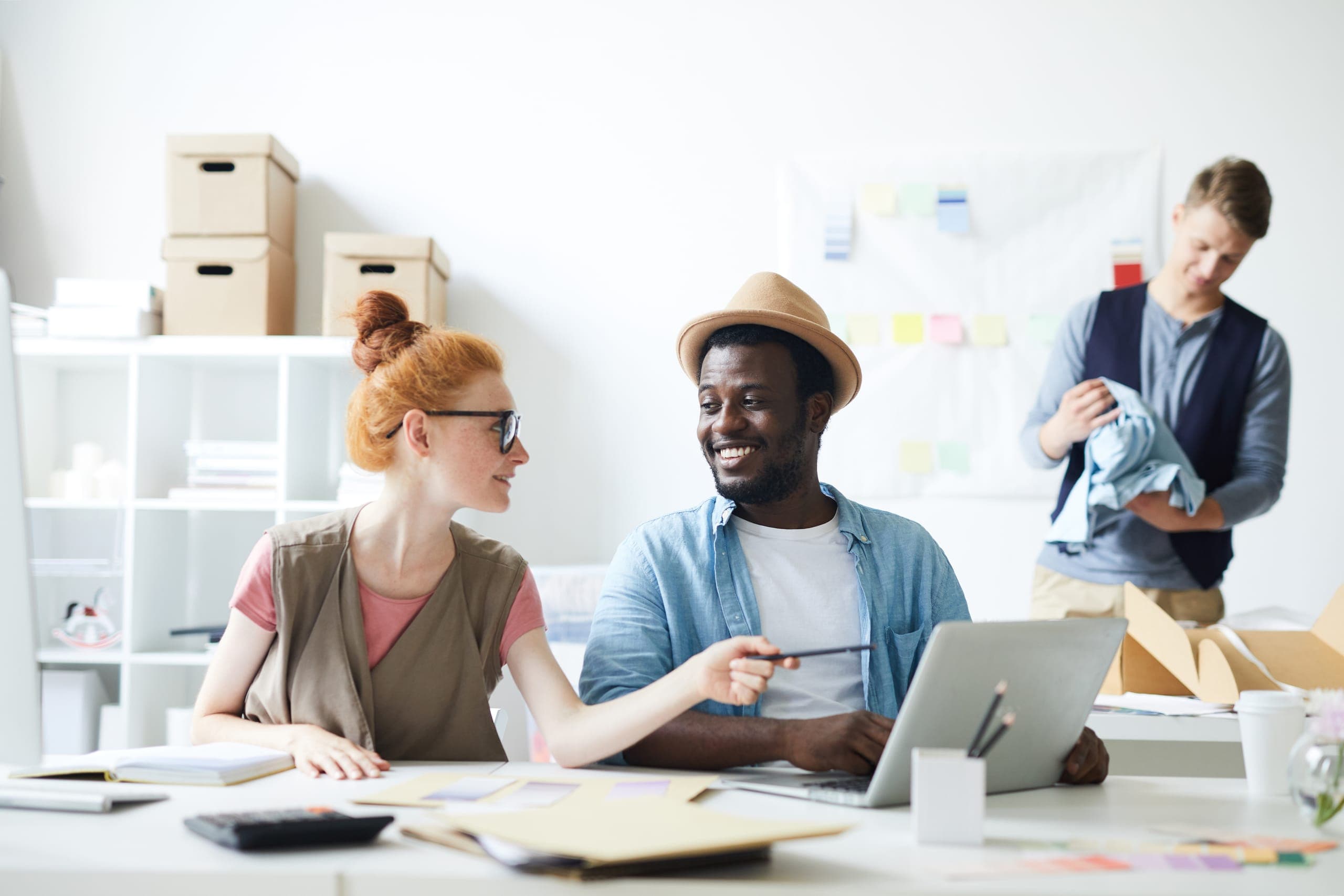 Team bespricht Strategien im Loft-Büro